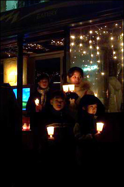 토론토에서 열린 촛불파도타기에 참여한 한국교민들. 